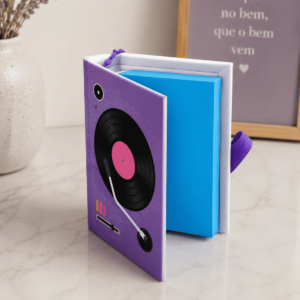 Porta post-it retrô Genevie com capa de vitrola roxa sobre mesa com vaso e quadro decorativo